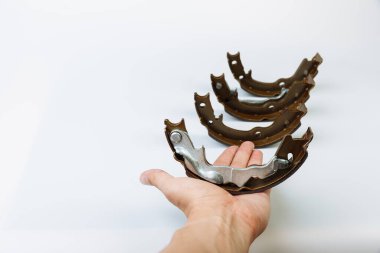 El fren balatasını arabanın fren balatasında tutuyor..