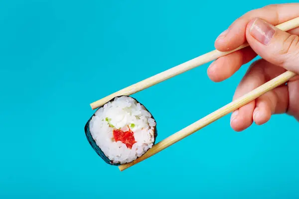 Maki Rolo Sushi Saboroso Com Pauzinhos Madeira Fundo Azul Perto — Fotografia de Stock