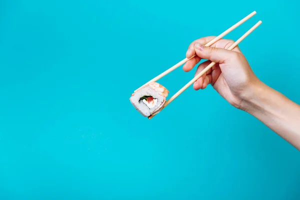 Mão Mulher Segura Tasty Sushi Roll Maki Com Pauzinhos Madeira — Fotografia de Stock