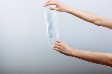 Enfeksiyona karşı korunmak için doktor eli maskesiyle yakın durun.