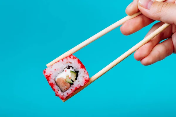 Sabroso Maki Rollo Sushi Con Palillos Madera Sobre Fondo Azul —  Fotos de Stock