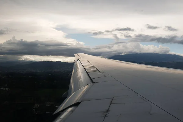 Вид Окна Самолета Небом Белыми Облаками Закате Полет Над Эквадором — стоковое фото