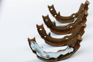 Değiştirme işleminden önce beyaz yüzeyde bir çift el trampet fren pedi var.