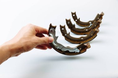 El fren balatasını arabanın fren balatasında tutuyor.