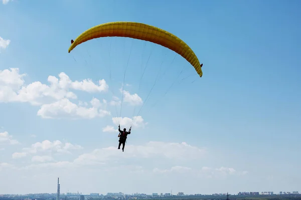 Yellow Paraglider Flying City Blue Sky Clouds Sunny Day — Stock Photo, Image