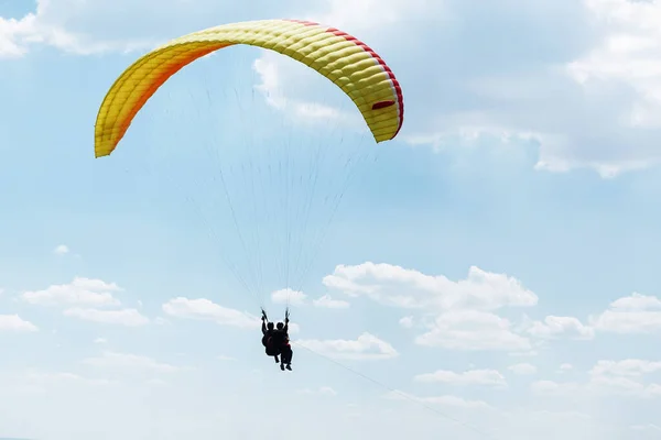 Gelber Gleitschirm Fliegt Einem Sonnigen Tag Mit Wolken Den Himmel — Stockfoto