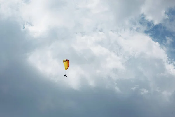 Gele Paraglider Tandem Instructeur Met Een Toerist Vliegen Lucht Met — Stockfoto