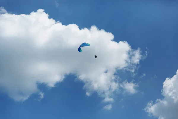 Mavi Paraglider Güneşli Bir Günde Bulutlarla Gökyüzüne Uçan Bir Turist — Stok fotoğraf