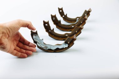 El fren balatasını arabanın fren balatasında tutuyor..