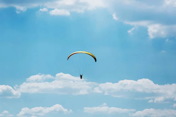 Parapente Jaune Volant Dans Ciel Avec Des Nuages Par Une — Photo