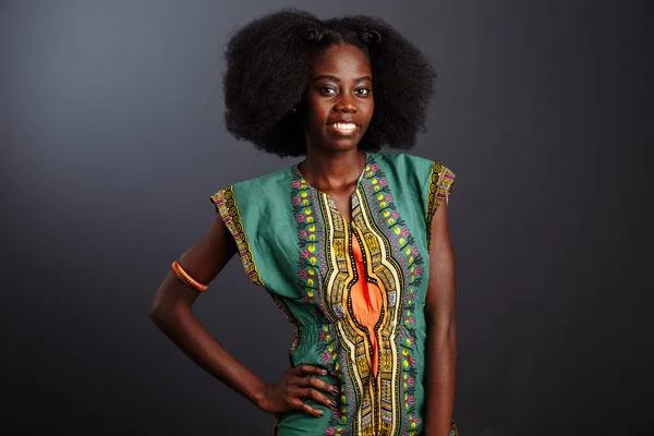 Krásná fotka mladé elegantní africké americké ženy s afro. s perlami. Dívám se na kameru. Okouzlující make-up. Studio shot — Stock fotografie