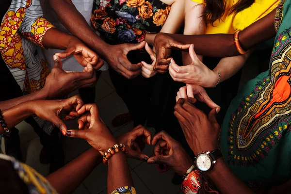 Ruce Jsou Symbolem Srdce Šťastná Skupina Nadnárodních Afrických Latinskoamerických Evropských — Stock fotografie