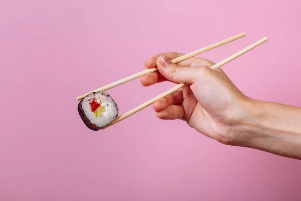 Maki Rolo Sushi Saboroso Com Pauzinhos Madeira Fundo Rosa Perto — Fotografia de Stock