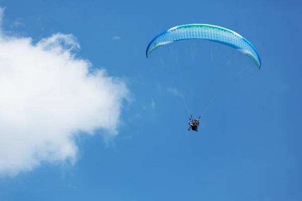 Mavi Paraglider Güneşli Bir Günde Bulutlarla Gökyüzüne Uçuyor — Stok fotoğraf