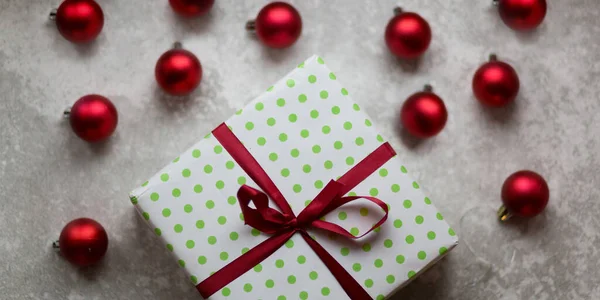 Décorations Noël Sur Fond Gris Une Boîte Blanche Verte Avec — Photo