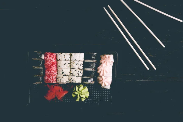 Set Van Verschillende Rollen Bezorgdoos Geplaatst Houten Tafel Uitzicht Van — Stockfoto