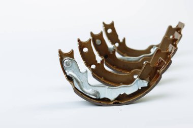 Değiştirme işleminden önce beyaz yüzeyde bir çift el trampet fren pedi var..