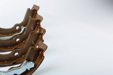 Değiştirme işleminden önce beyaz yüzeyde bir çift el trampet fren pedi var.