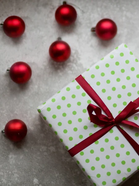 Décorations Noël Sur Fond Gris Une Boîte Blanche Verte Avec — Photo