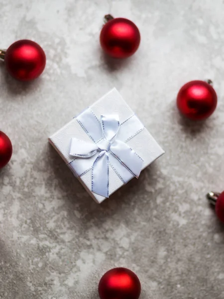 Caja Regalo Blanca Con Lazo Cinta Blanca Bolas Navidad Vinosas —  Fotos de Stock