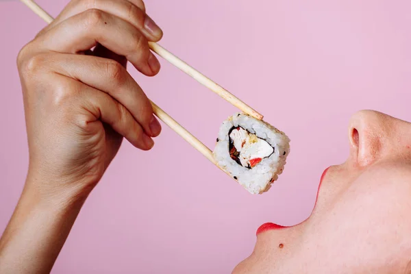 Закройте Макро Губ Суши Рулетом Дама Ест Японскую Еду — стоковое фото