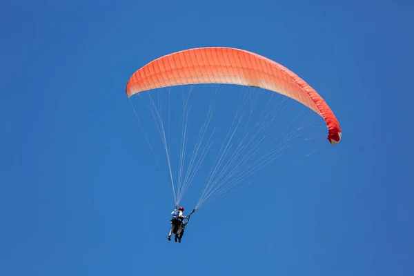 Rode Paraglider Vliegt Een Zonnige Dag Lucht Met Wolken — Stockfoto