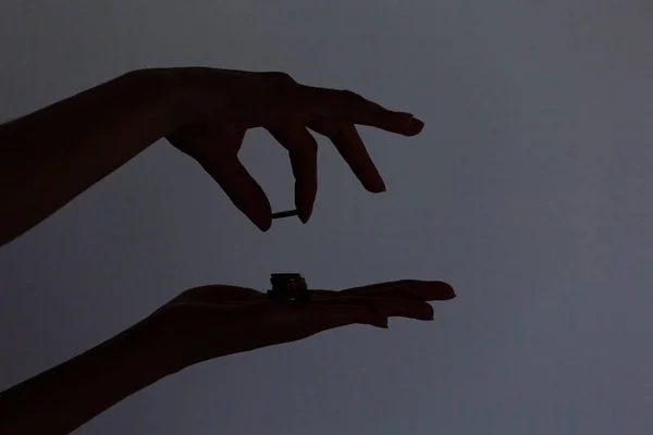 Рука Женщины Передающая Берущая Золотую Монету Другую Руку Изолированном Белом — стоковое фото