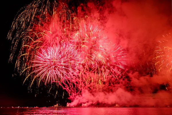 Fogos Artifício Coloridos Refletem Água Belas Paisagens — Fotografia de Stock