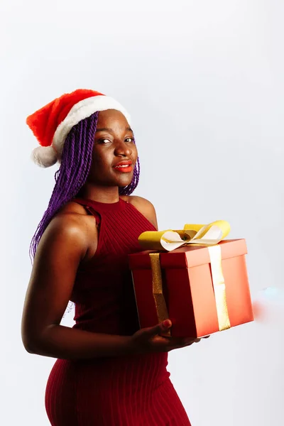 Happy African Santa Woman Usmívá Drží Dárkové Krabice Vánoce Nebo — Stock fotografie