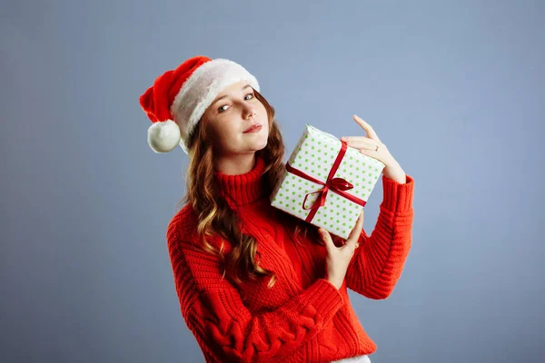 Happy Europian Santa Woman Está Sorrindo Segurando Caixa Presente Para — Fotografia de Stock