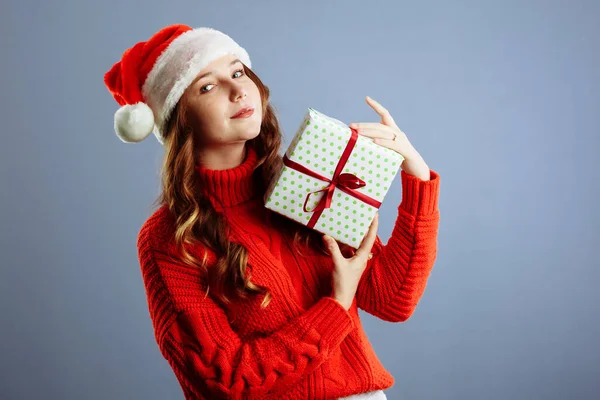 Happy Europian Santa Woman Sonríe Sostiene Caja Regalo Para Navidad —  Fotos de Stock