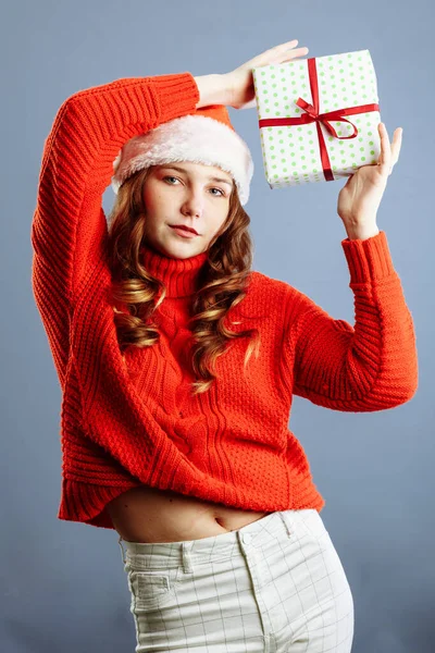 Beauty Christmas Fashion Model Lady Red Santa Hat Holding Gift — Stock Photo, Image