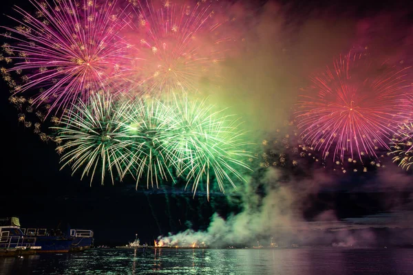 Colorful Fireworks Reflect Water Beautiful Scenery — Stock Photo, Image