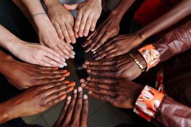 Mutlu bir grup Afrikalı Latin Amerikalı ve Avrupalı bir arada mutlu mesut dolaşır.