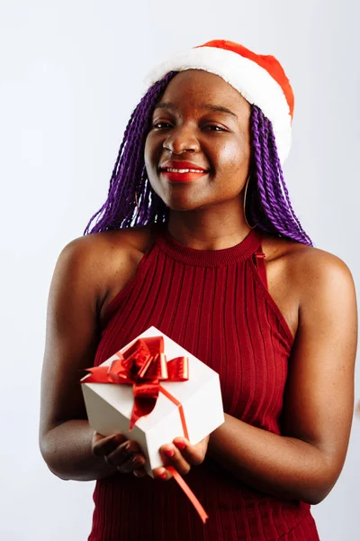 Happy African Santa Woman Usmívá Drží Dárkové Krabice Vánoce Nebo — Stock fotografie