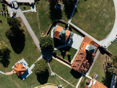 Sırbistan 'ın Valthe kenti yakınlarındaki Ostrog Aziz Basili Kilisesi' nin kırsal manzarayla çevrili havadan görüşü. g.