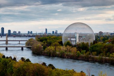Montreal Biyosfer 'in arka planda Montreal şehir merkezi olan Park Jean-Drapeau' daki insansız hava aracı görüntüsü. Quebec, Kanada