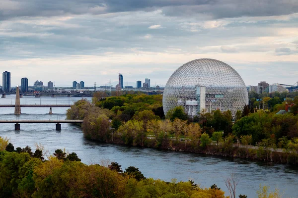 Montreal Biyosfer 'in arka planda Montreal şehir merkezi olan Park Jean-Drapeau' daki insansız hava aracı görüntüsü. Quebec, Kanada