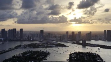 Gün batımında Biscayne Körfezi ve Miami ufuk çizgisinin havadan görünüşü. Suda küçük adalar ve tekneler var. g.