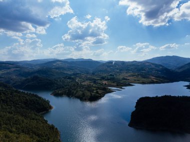 Rovni Gölü rezervuarının havadan görünüşü ve Sırbistan 'daki tepe manzarası. g.