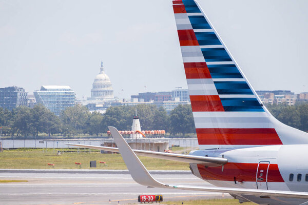 Вид с воздуха на комплекс Пентагона с прилегающими дорогами, парковкой и зеленью. g.