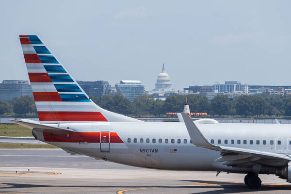 Вид с воздуха на комплекс Пентагона с прилегающими дорогами, парковкой и зеленью. g.