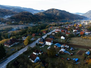 Sırbistan 'ın Tara kentinde sonbahar yaprakları arasında kırsal bir ahşap tren istasyonu ve klasik tren vagonlarının hava manzarası. g.