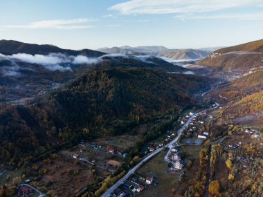 Sonbahar ormanı, kırsal vadi ve sabah sisiyle Sırbistan 'daki Tara dağlarının hava manzarası. g.