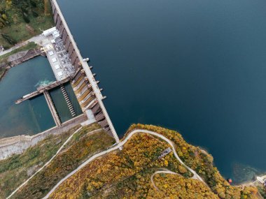 Sırbistan 'daki Tara Ulusal Parkı yakınlarındaki Drina Nehri' ndeki Perucac barajının sonbahar ormanıyla çevrili görüntüsü. C