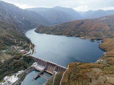 Sırbistan 'daki Tara Ulusal Parkı yakınlarındaki Drina Nehri' ndeki Perucac barajının sonbahar ormanıyla çevrili görüntüsü. C