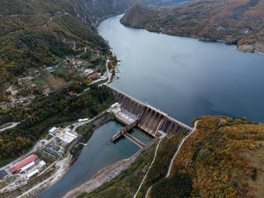 Sırbistan 'daki Tara Ulusal Parkı yakınlarındaki Drina Nehri' ndeki Perucac barajının sonbahar ormanıyla çevrili görüntüsü. C