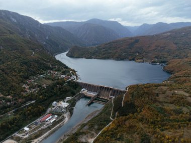 Sırbistan 'daki Tara Ulusal Parkı yakınlarındaki Drina Nehri' ndeki Perucac barajının sonbahar ormanıyla çevrili görüntüsü. C