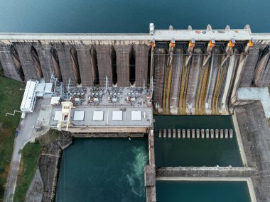 Sırbistan 'daki Tara Ulusal Parkı yakınlarındaki Drina Nehri' ndeki Perucac barajının sonbahar ormanıyla çevrili görüntüsü. C