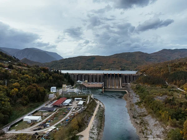 Sırbistan 'daki Tara Ulusal Parkı yakınlarındaki Drina Nehri' ndeki Perucac barajının sonbahar ormanıyla çevrili görüntüsü. C